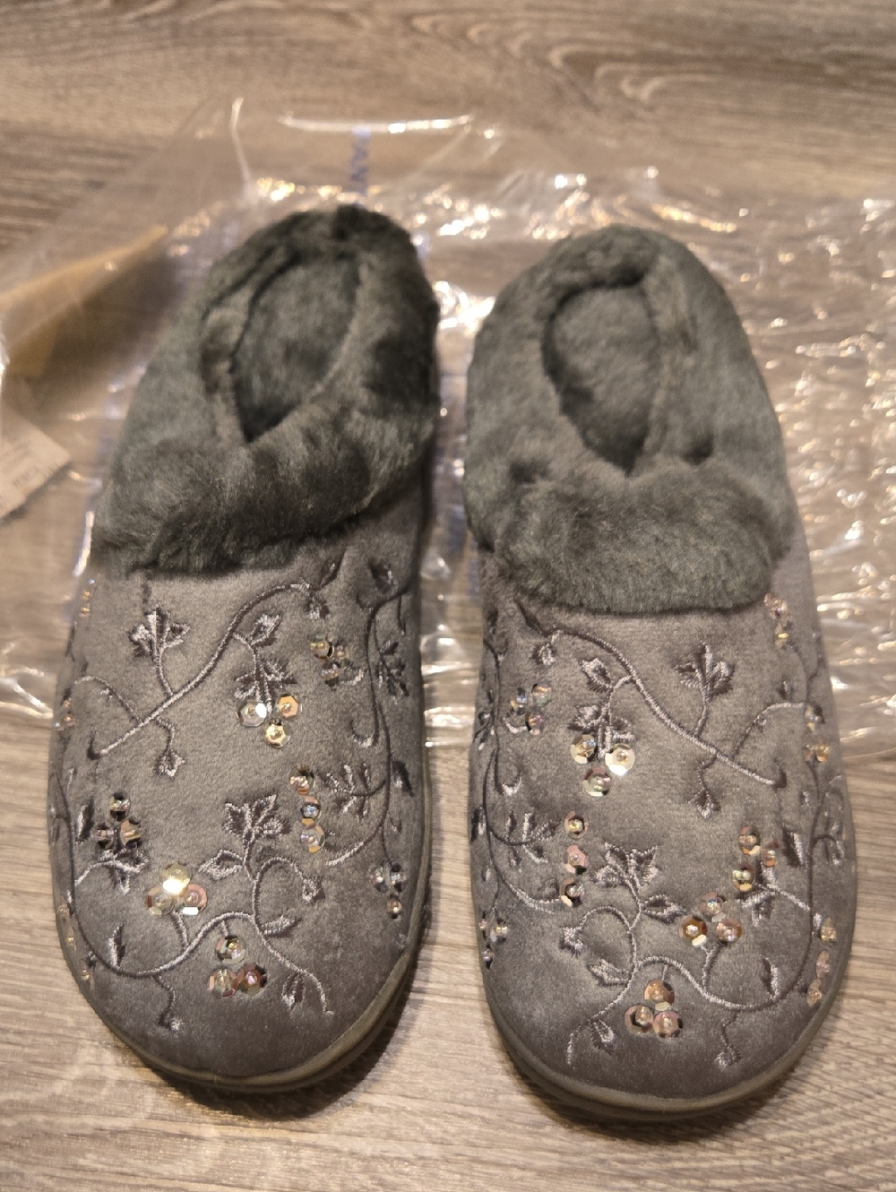 NWT Gray Embellished Faux Fur Slippers Size 7/8